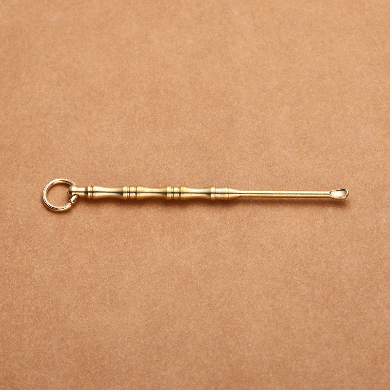 أزرار مفاتيحه في سلسلة مفاتيحه لعقيبة آذان نحاسية Specification image