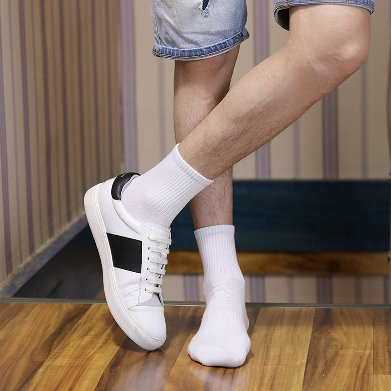Manufacturers Wholesale Solid Color Ins Fashion Men's And Women's Sports Stockings Stockings In The Fall And Winter New Cotton Stockings Application Scenario