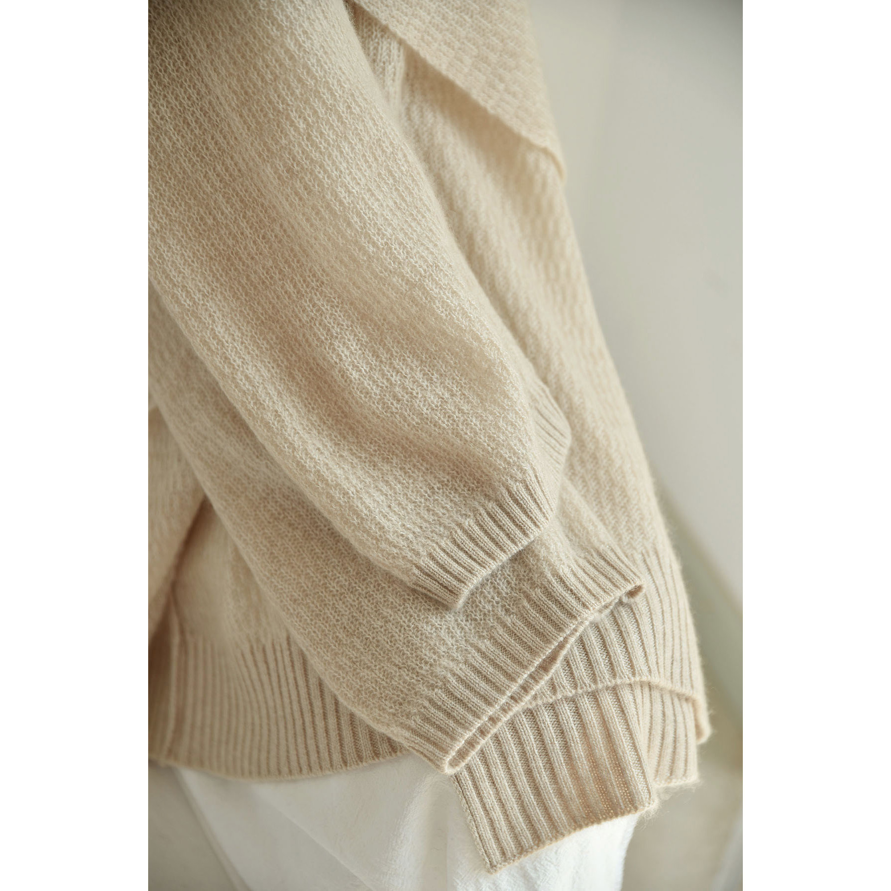 A new French cashmere pointed-color women's loose long-sleeved V-neck knitted cardigan with small cutouts is coming in autumn Application Scenario
