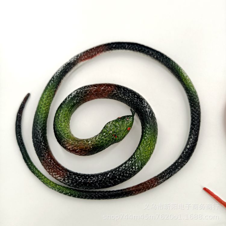 Rubber snake 75cm toy snake is selling well. It's a creative soft rubber snake toy that simulates pranks and scares people. It's available at a street stall for 1 yuan Specification image