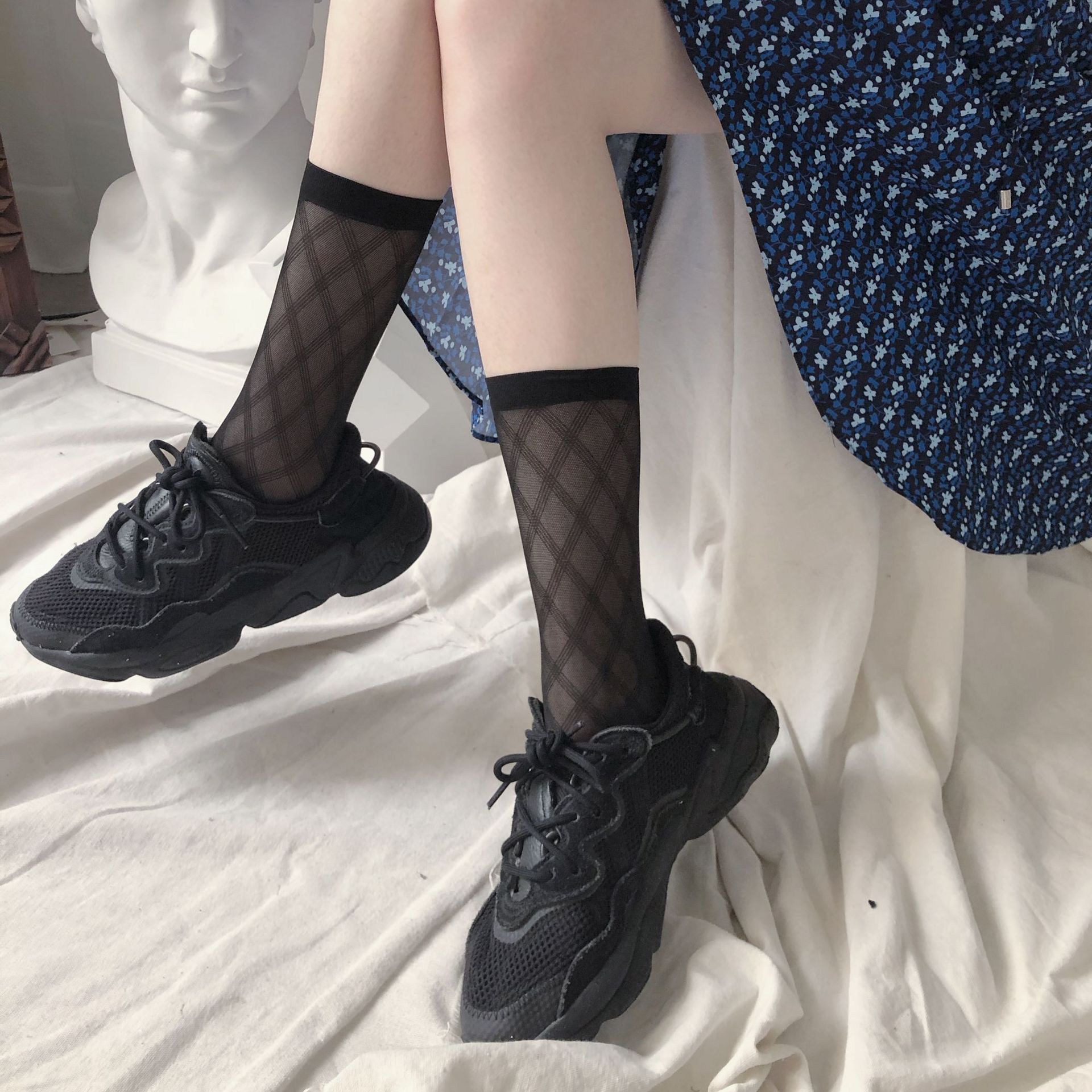 Summer new collection: Classic dark-patterned grid calf socks, short socks, the same style as the popular checkered mid-calf socks, white short socks Specification image