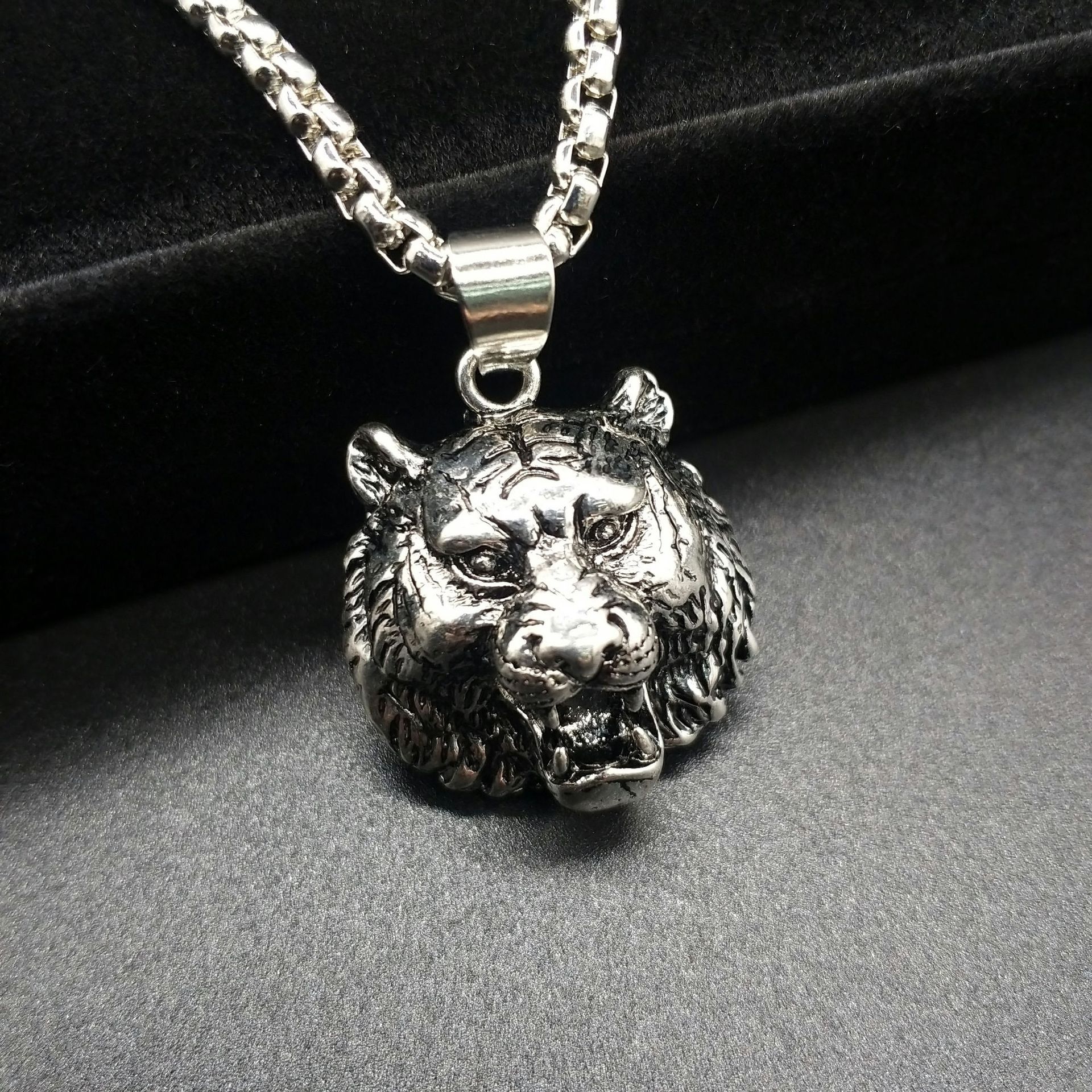 Net Red Men's Necklace Europe And The United States Necklace Sweater Chain Stainless Steel Necklace King Tiger Pendant Wholesale Application Scenario