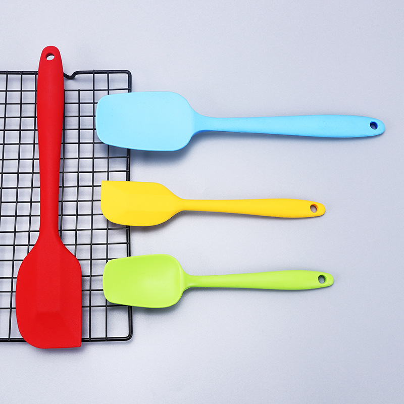 Amazon Hot Selling Silicone Kitchen 4-Piece Set Cream Integrated Spatula Spatula Oil Brush Size Scraper Set Application Scenario
