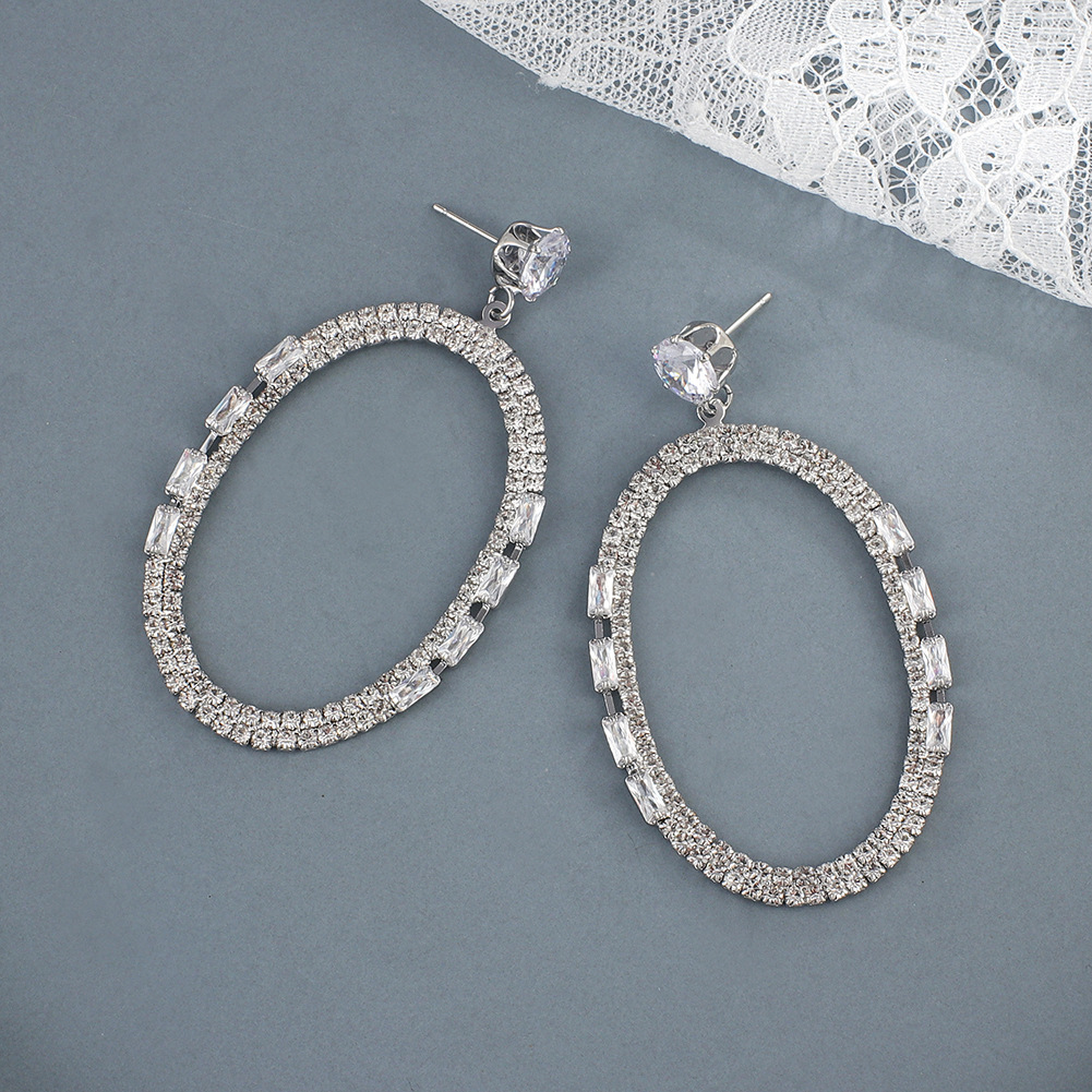 Korean and Korean fashion claw chain rhinestone large circle earrings, elegant Korean personality long hollowed-out stud earrings for women Application Scenario