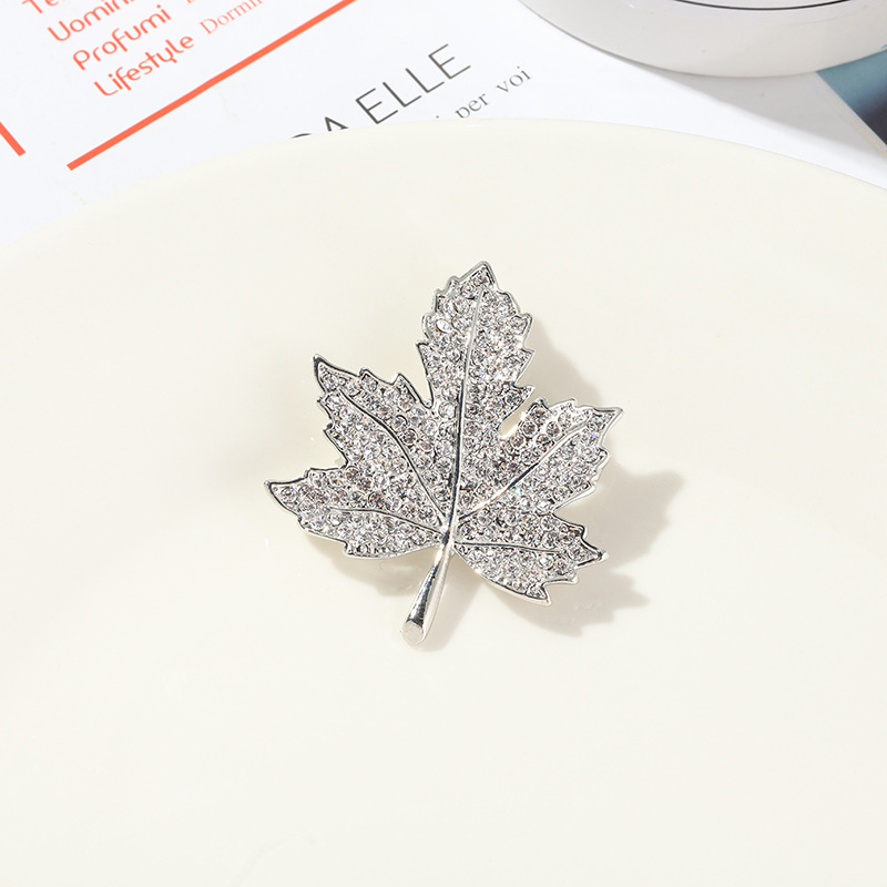 韩版时尚锌合金树叶胸花防走光别针扣衣饰水钻枫叶胸针批发定 制大鸿运