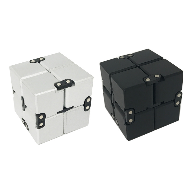 Customized Wholesale Infinite Magic Cube Vent Finger Decompression Magic Device Wireless Decompression Boy Toy Alloy Application Scenario