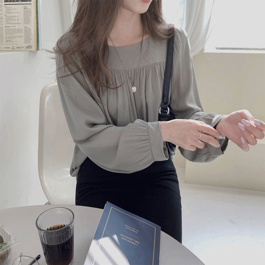 2022 Early Autumn new Korean-style long-sleeved loose square-neck top, solid-color shirt, women's design sense chiffon shirt