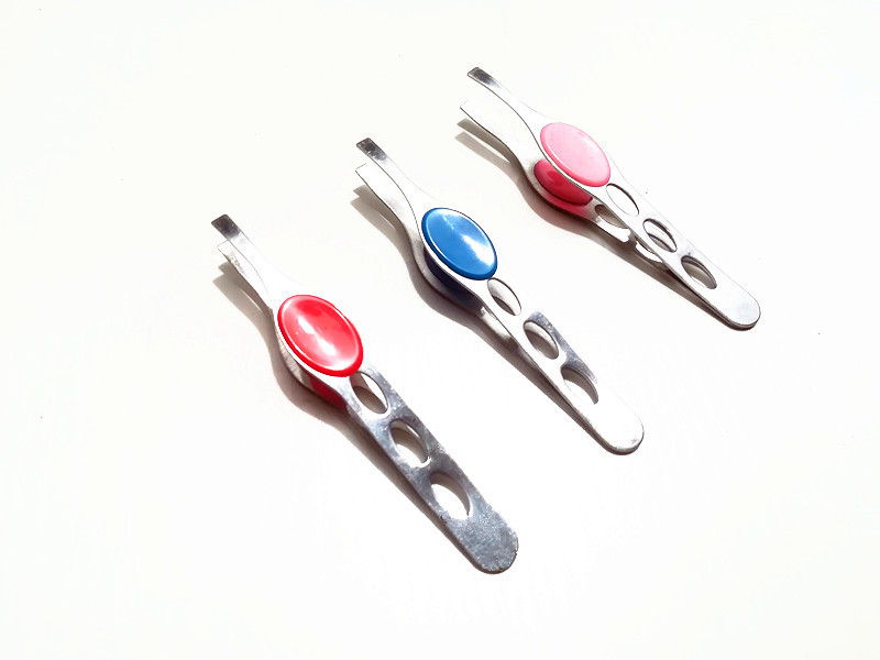 Stainless steel eyebrow curlers and eyelash curlers are simple and convenient beauty and makeup tools with multiple colors to choose from