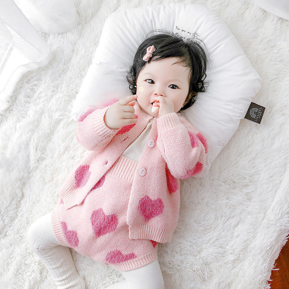 A two-piece set of Korean-style baby girl's heart-shaped jacquard coat with shoulder straps and triangular crawling fur coat is soft details Picture