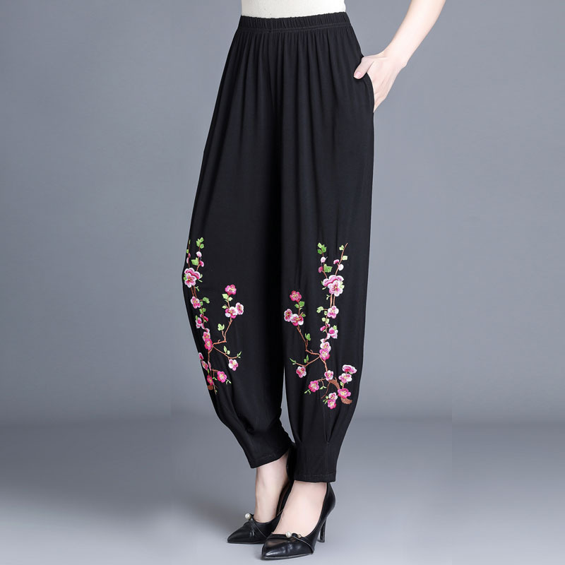 The 2020 new style of summer clothing for middle-aged and elderly women, nine-inch pants, stylish pants, baggy pants, and oversized ones Application Scenario