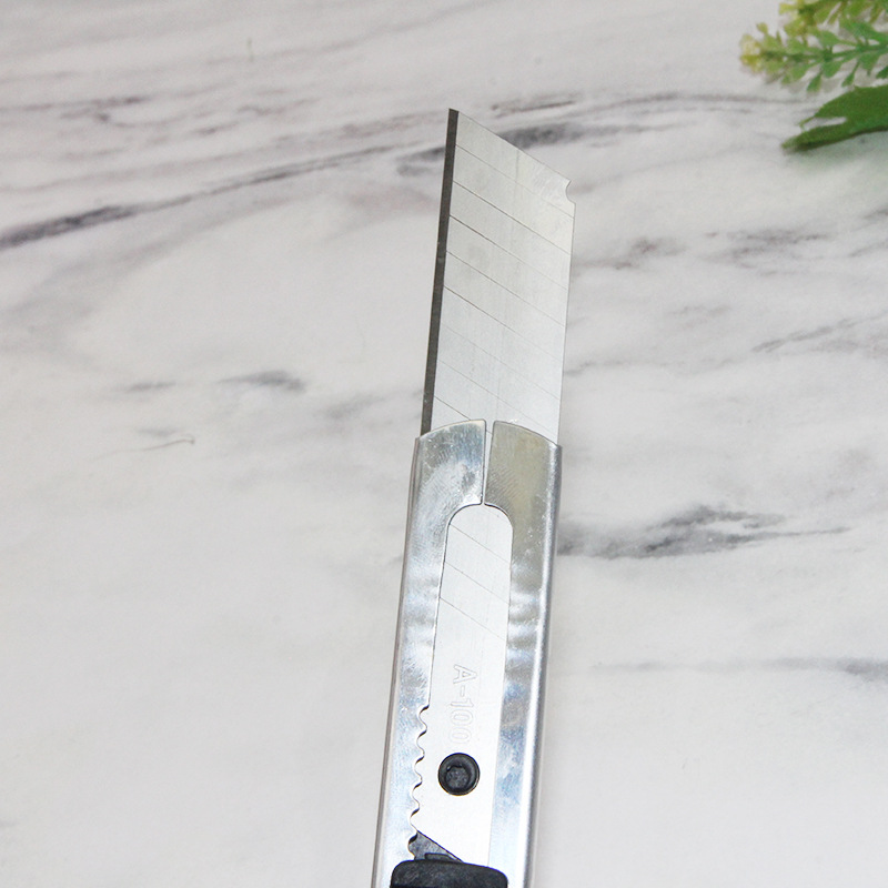 Weibo office utility knives are simple and practical. Paper cutting knives are durable and not easy to break. Wholesale wallpaper knives with wear-resistant blades details Picture