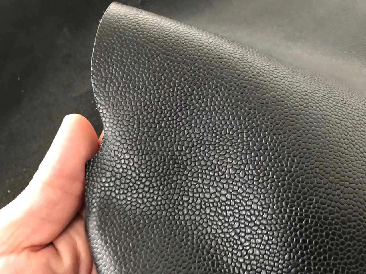 Yiwu Ha Niu genuine leather caviar top-grain cowhide 1.0-1.2mm in four colors (white/coffee/brown/black) Specification image