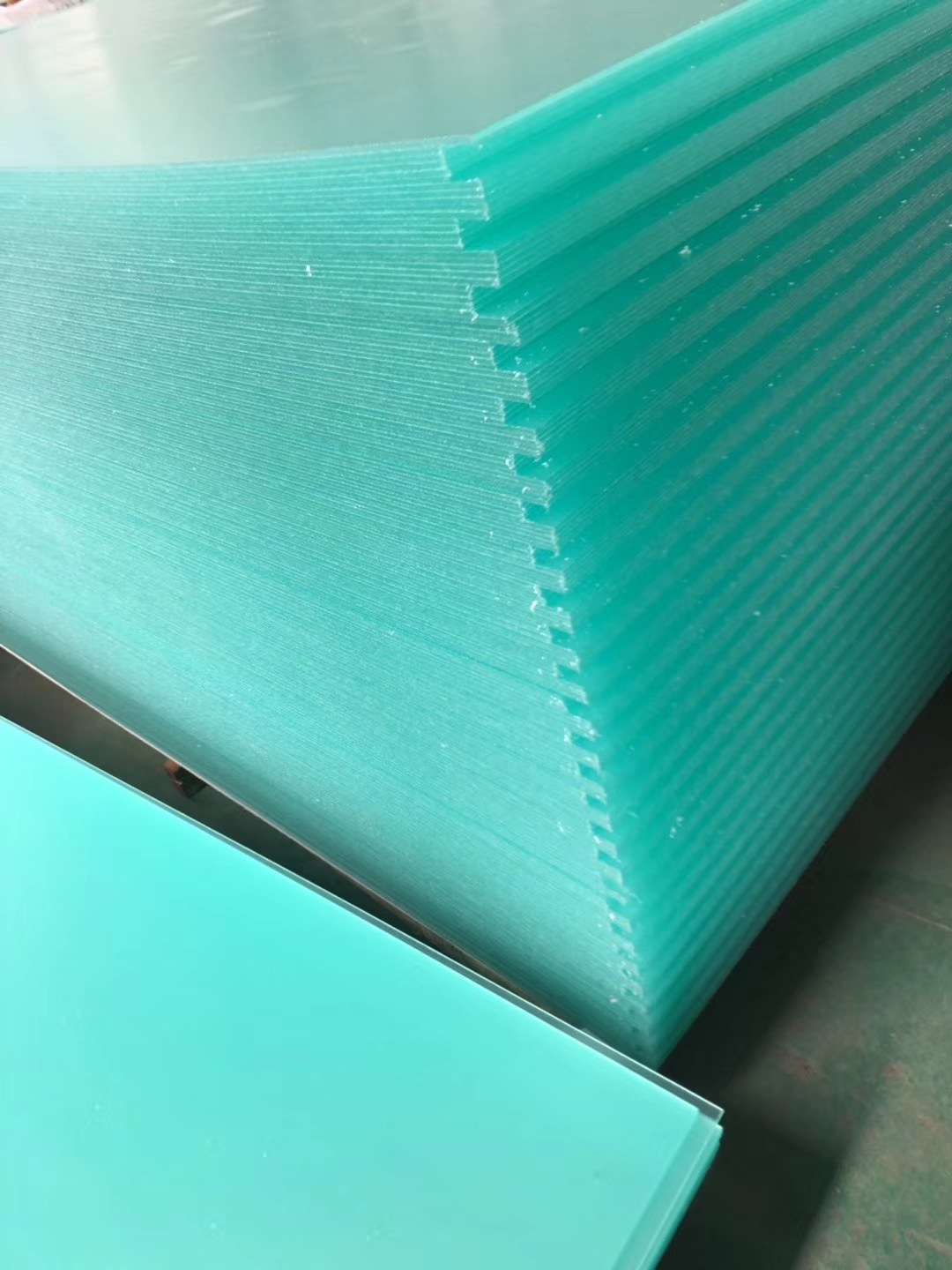 PS light guide plate with silk-screened dots has sufficient brightness and is a light-diffusing acrylic light guide plate for light box billboards