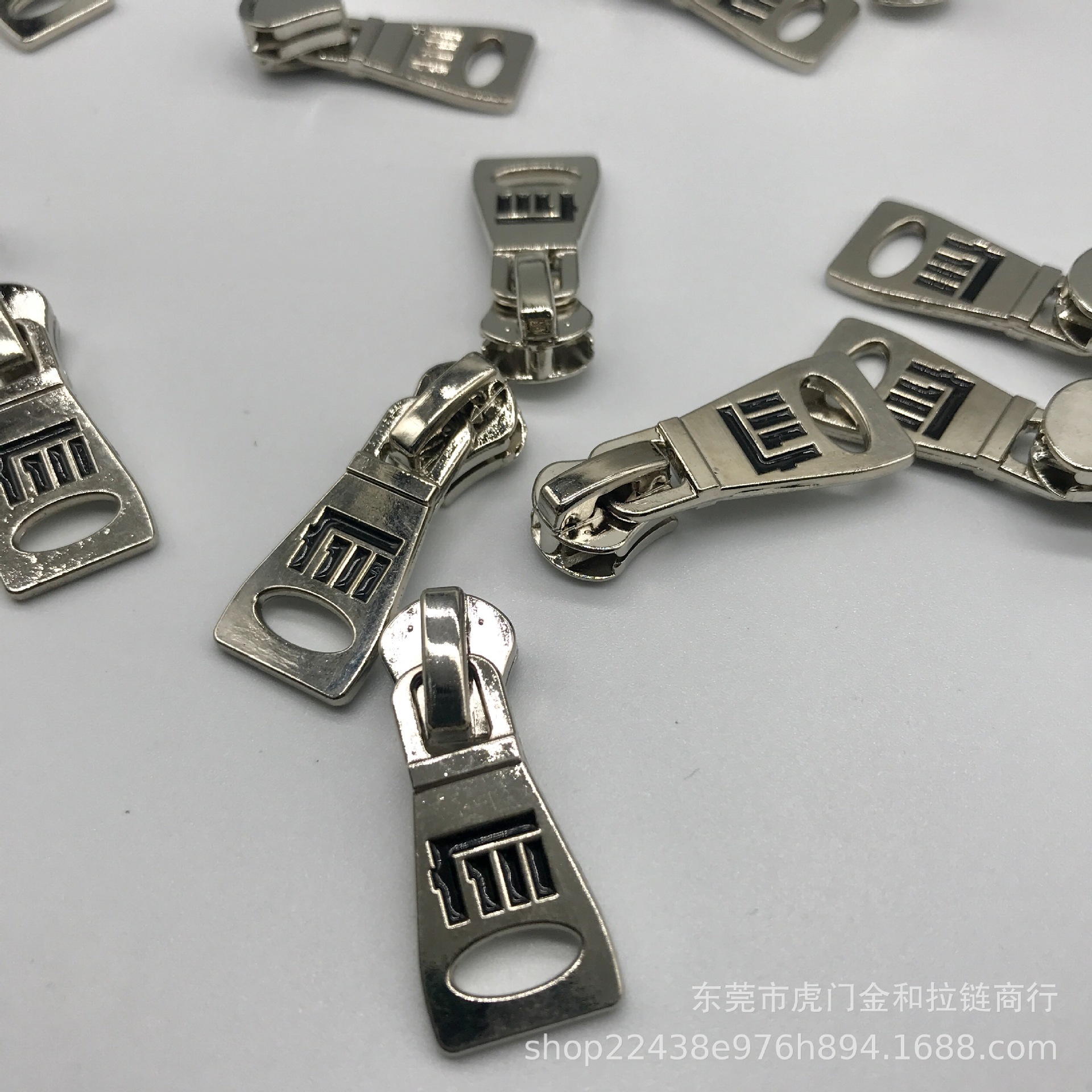 Factory direct sales of 5# metal dot paint zipper pulls, high-quality electroplated white dot paint large sheet, specially designed for clothing and bags Application Scenario