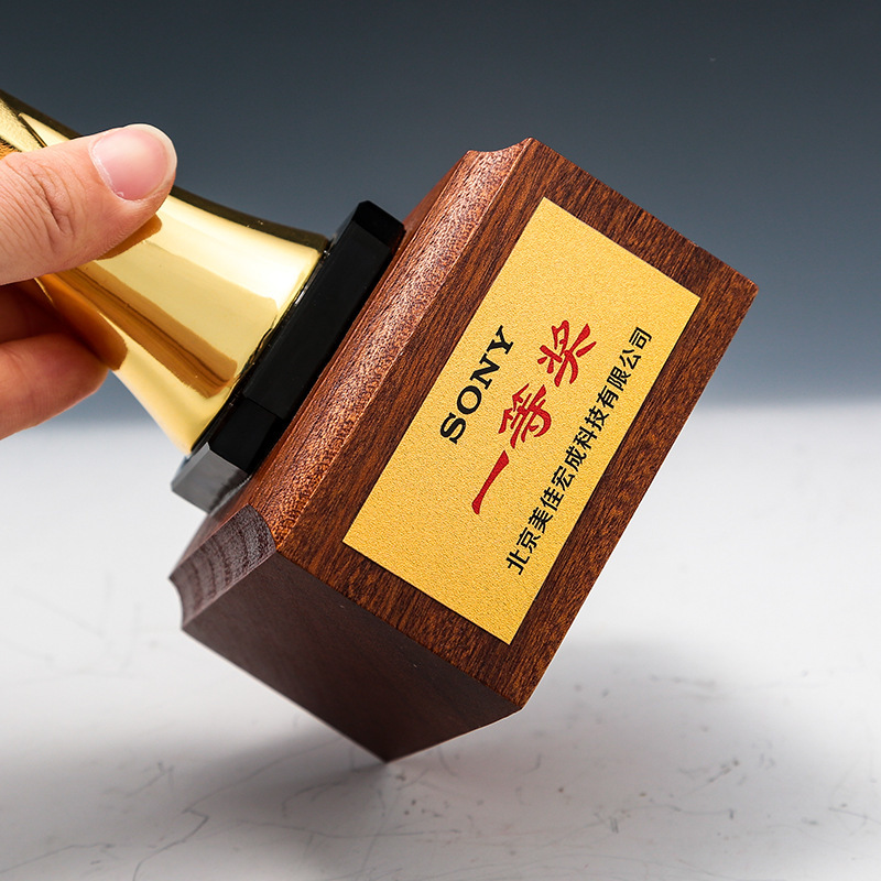 Customized creative crystal trophies, metal and solid wood trophies, student and outstanding employee annual meeting honor award gifts, Xiangyu Crystal Application Scenario
