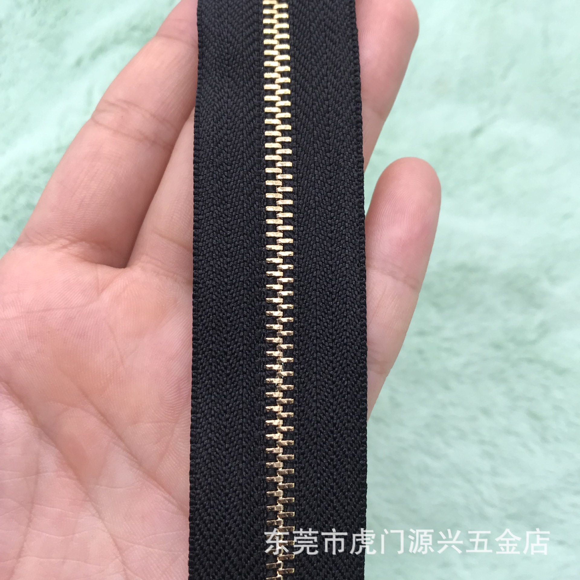 Metal zippers 3#, 4#, 5#, 8#, 10# metal size zippers in various colors, copper zippers for bags and clothes Application Scenario