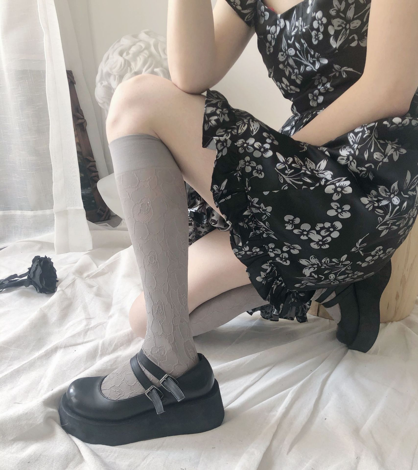 Spring and summer gentle French retro embroidered dark-patterned rose lace flower calf socks, milk white black mid-calf socks, ins style Specification image