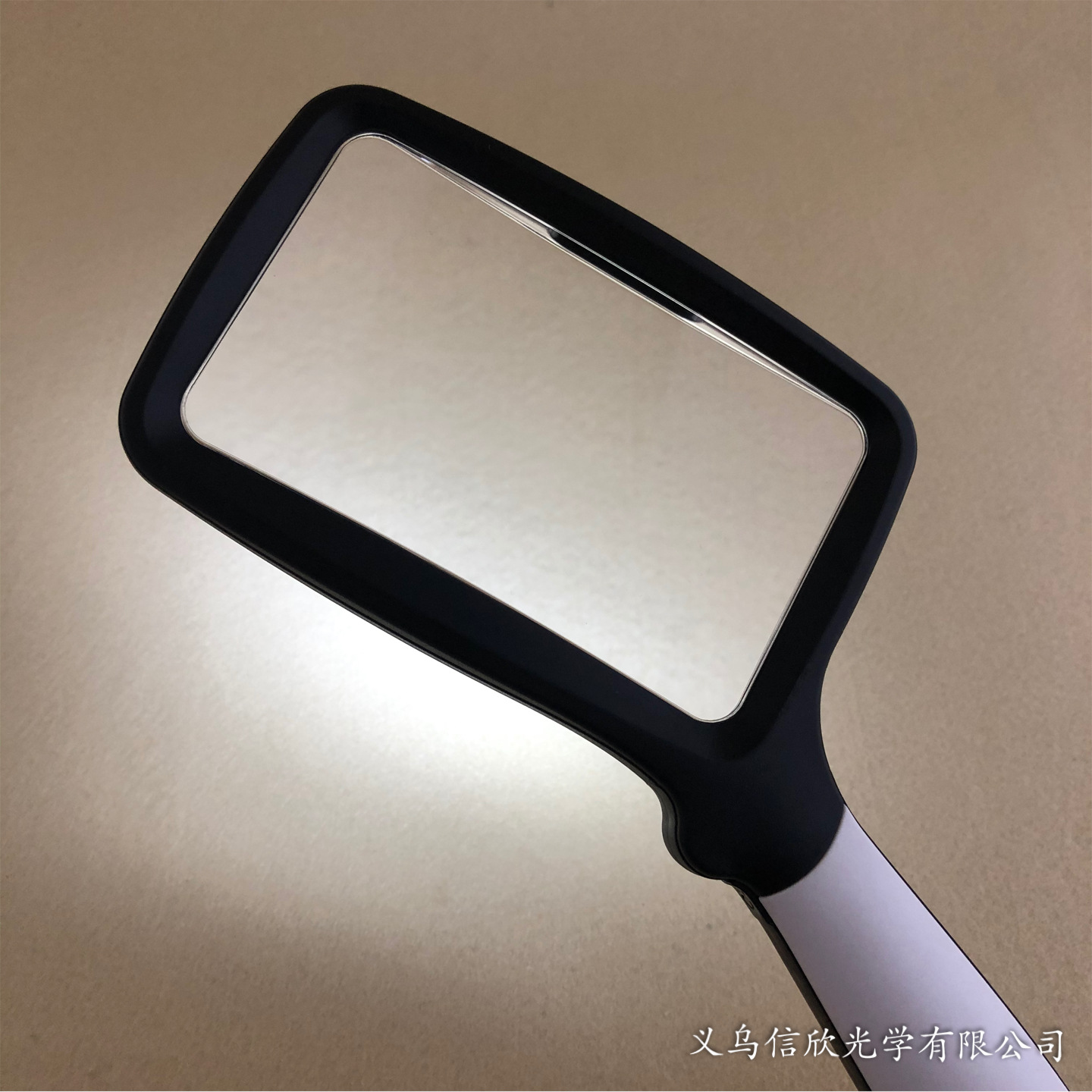 New handheld foldable acrylic 2x magnifying glass with 5 LED lights for the elderly to read newspapers and magazines 10863 Application Scenario