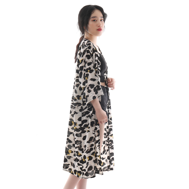 All-season versatile fashion leopard print long cardigan, air-conditioned shawl, vacation and travel beach towel Application Scenario