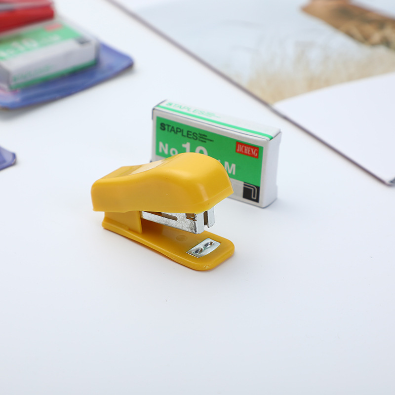 Wholesale of staplers and student supplies from the manufacturer, including staplers for one or two yuan. Wholesale of daily necessities, small commodities and small goods at street stalls details Picture