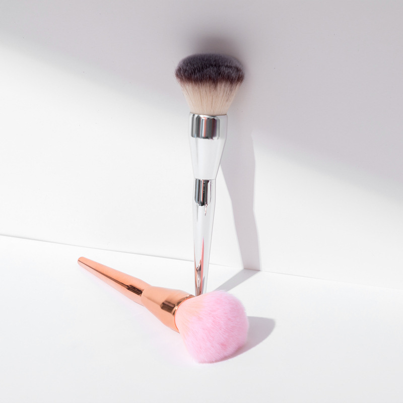 2020 New Single Electroplating Handle Blush Brush Fiber Hair Powder Makeup Brush Beauty Tools Manufacturers Wholesale Application Scenario