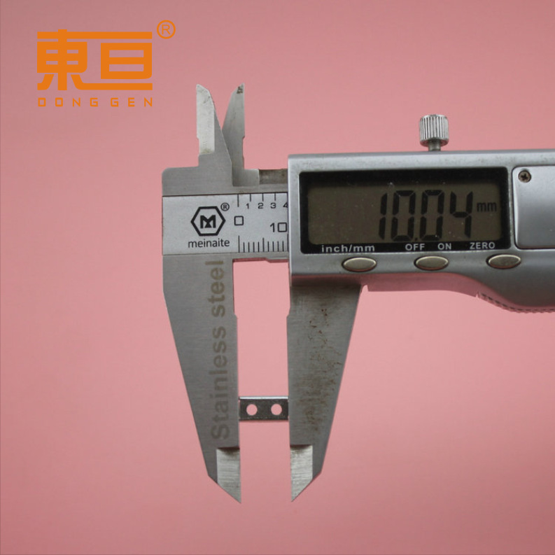 五金脚配件/XY铰链/液压杆/泡钉/平底万向滑轮白底实物图