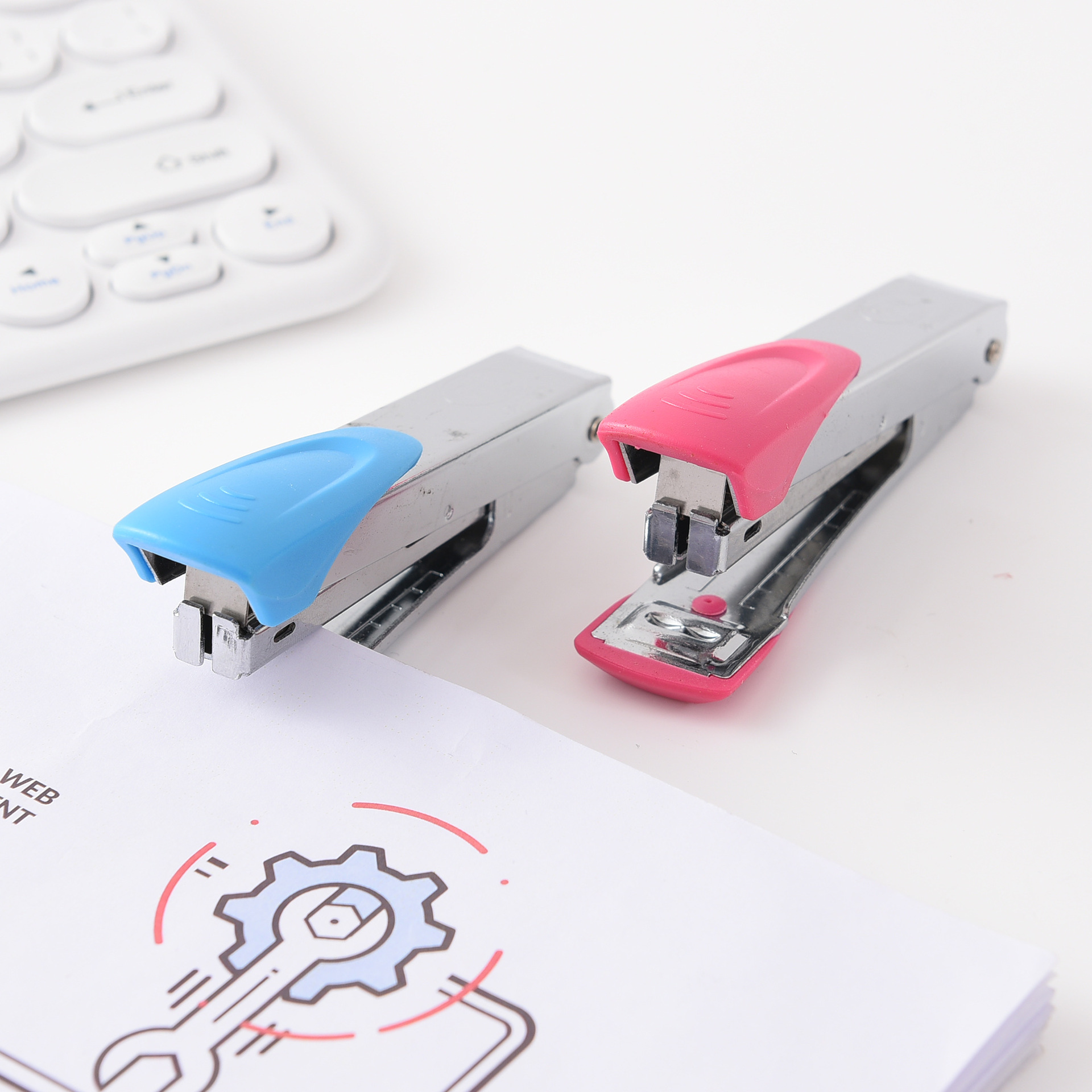 Factory direct supply cross-border exclusive 1001C Metal 2-color stapler, metal multi-functional labor-saving type, factory dedicated Application Scenario