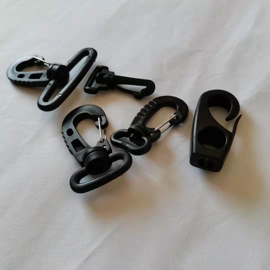 Manufacturers Direct Sales Of Plastic Hook Buckle Wear Webbing Dog Buckle Rotary Hook Buckle Clothing Luggage Accessories Application Scenario