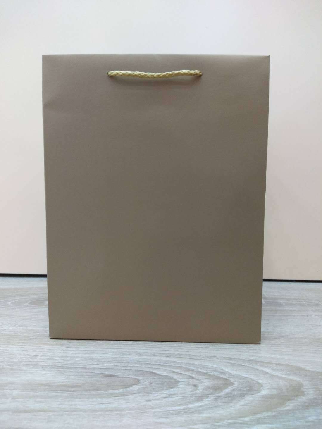 Baisite Packaging offers custom-made single-color square-bottom gift bags, cake boxes and clothing bags that can be printed with logos Specification image