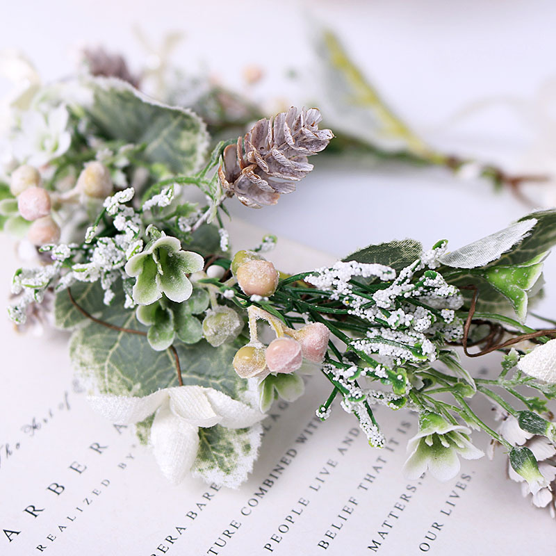 Garland bride headwear, green leaf simulation hair band, seaside vacation travel photos, spring flower hair band accessories Application Scenario