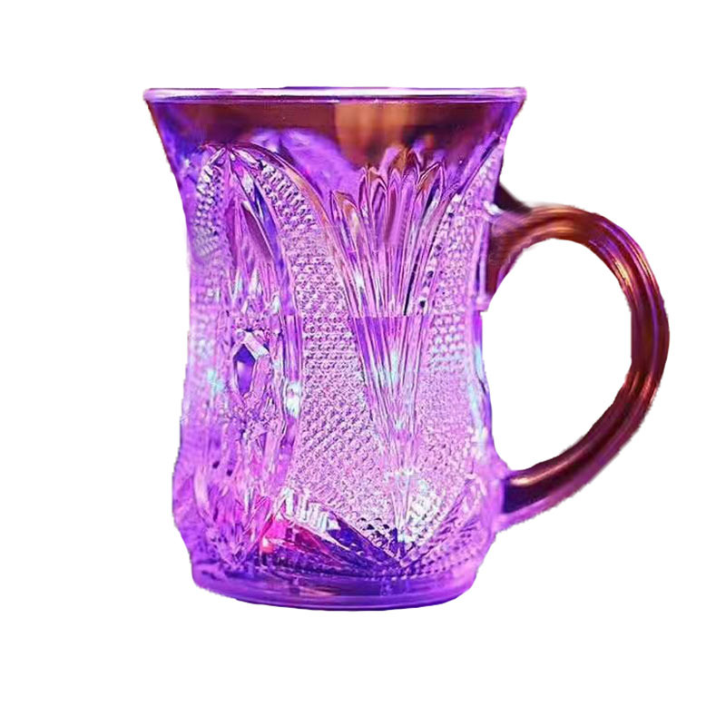 发光杯 led七彩发光啤酒杯带灯闪光遇水感应菠萝杯酒吧龙杯助威用品批发发光水杯啤酒杯白底实物图