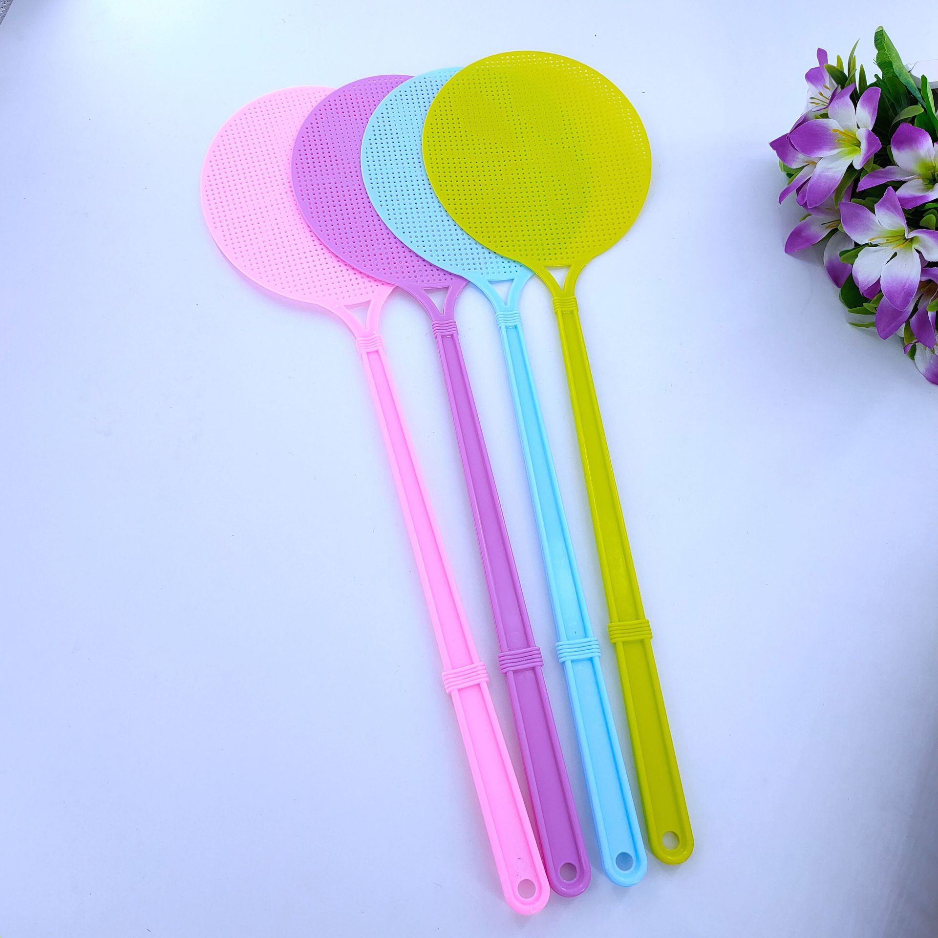 【1-8 Zones 】 Round head plastic swatter 10/ pack 800/ box Large household plastic long-handled thickened fly swatter manual mosquito swatter round head fly swatter wholesale 1 yuan details Picture