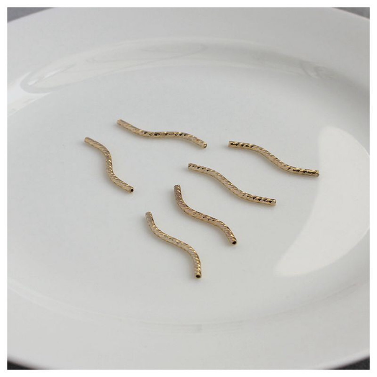 Smooth S-shaped brass tube for jewelry accessories, copper material for handcrafted jewelry necklaces, earrings, pendants and pendants Application Scenario