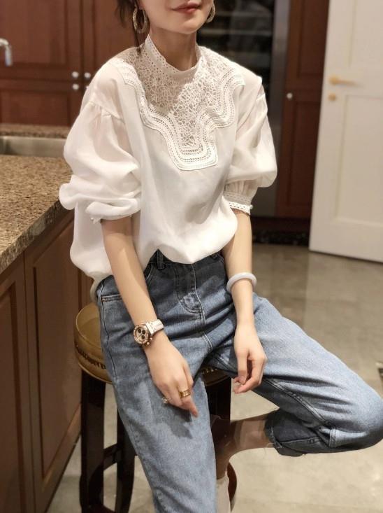 Lantern-sleeved bubble white lace shirt, women's early autumn top, chiffon shirt, 2020 summer new style, European station, European goods trend