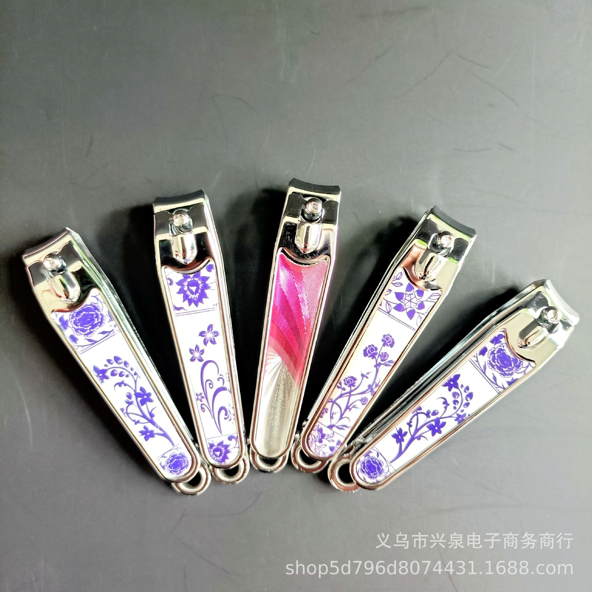 0816 Nail clippers, blue and white porcelain nail clippers, nail clippers, trendy and fashionable nail clippers, 1 yuan wholesale, 2 yuan wholesale supply Application Scenario
