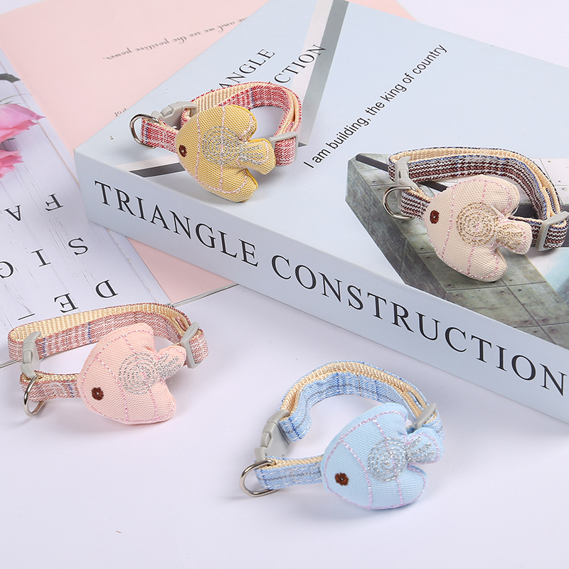 New cat and dog cartoon collars are now available for wholesale. The pet collars are adjustable and sweet, with a checkered fabric and cotton filling for luring cats details Picture