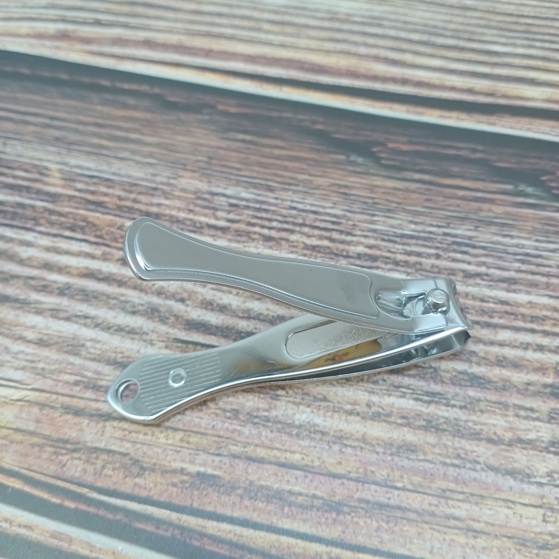 Large nail clippers, flat-mouthed nail clippers, nail clippers with files, nail trimming tools, personal care accessories Application Scenario