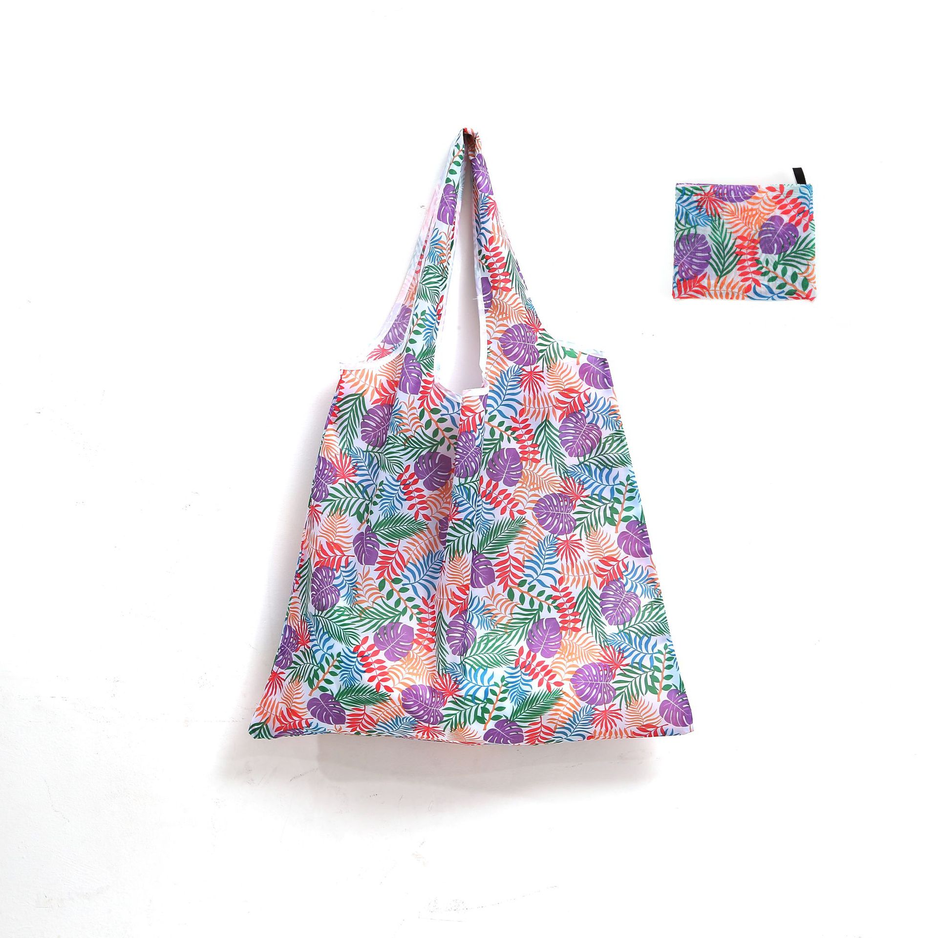 Japanese large-capacity shopping bags in stock, foldable large floral fabric square bags, creative portable printed grocery storage bags Application Scenario