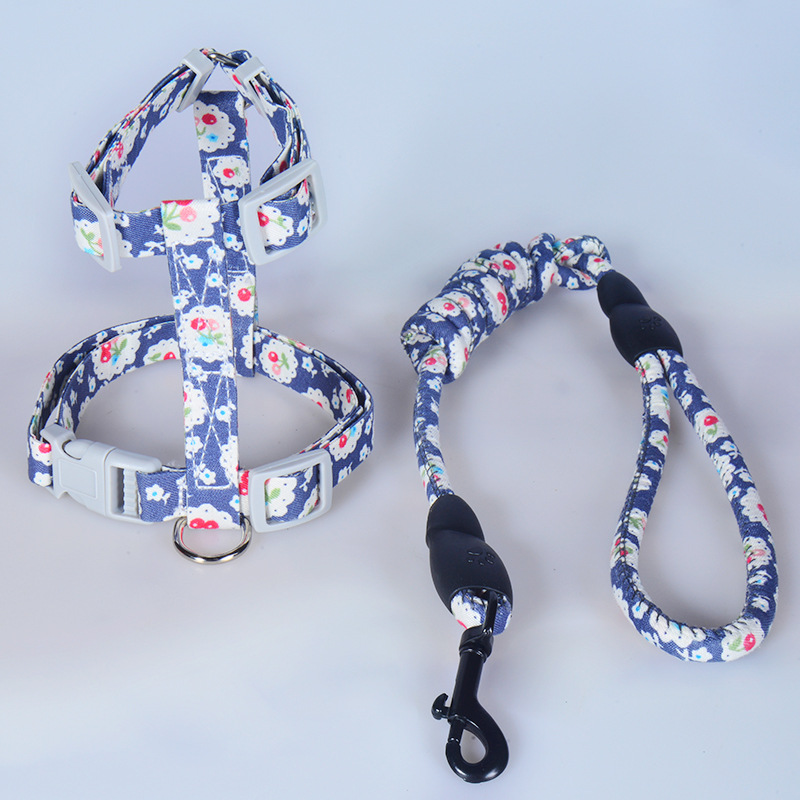 The new outdoor dog leash with a pastoral style is now available. It is comfortable for pets and can be adjusted. The dog leash is resistant to breaking free from the leash Application Scenario