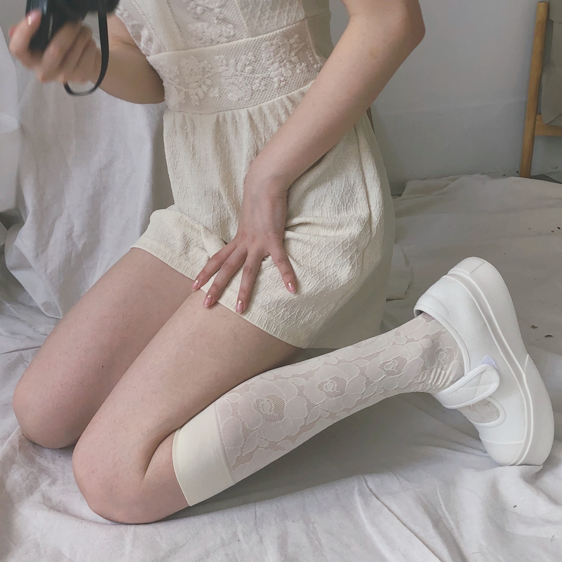 Spring and summer gentle French retro embroidered dark-patterned rose lace flower calf socks, milk white black mid-calf socks, ins style details Picture