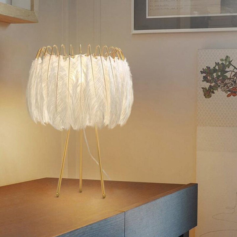 Factory direct sales, popular American-style feather floor lamps, princess bedroom ostrich feather lamps, light luxury European-style living room floor lamps Specification image