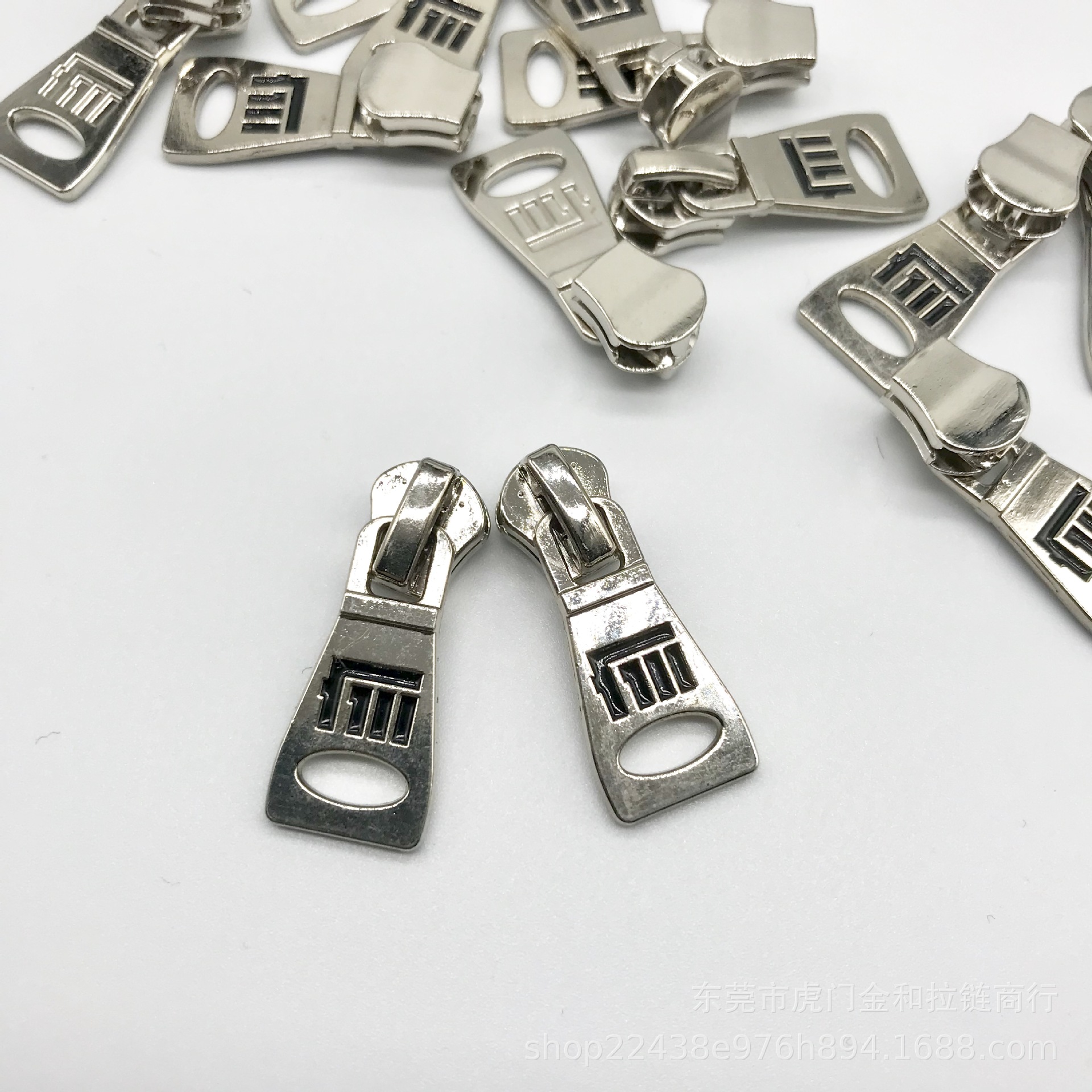 Factory direct sales of 5# metal dot paint zipper pulls, high-quality electroplated white dot paint large sheet, specially designed for clothing and bags Item Picture