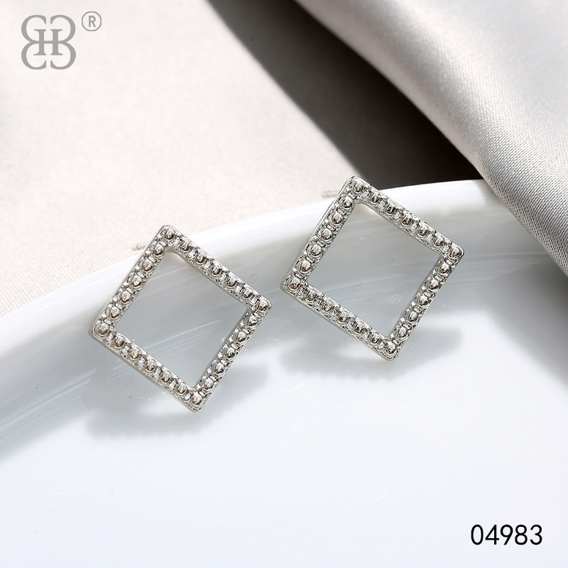 Wholesale Geometric Alloy Stud Earrings Simple Fashion Temperament Earrings Small Girl Personality Jewelry Manufacturers Direct Supply Application Scenario