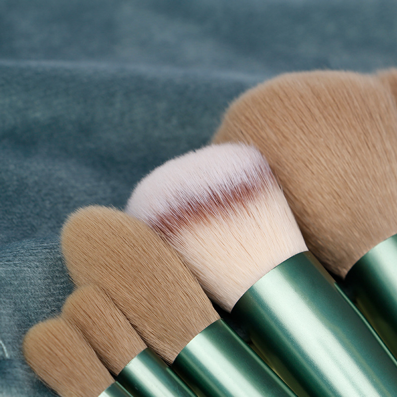 Tik Tok Boom 13 Net Red Four Seasons Green Makeup Brush Set Portable Brown Eye Shadow Brush Instant Dry Beauty Tool Application Scenario