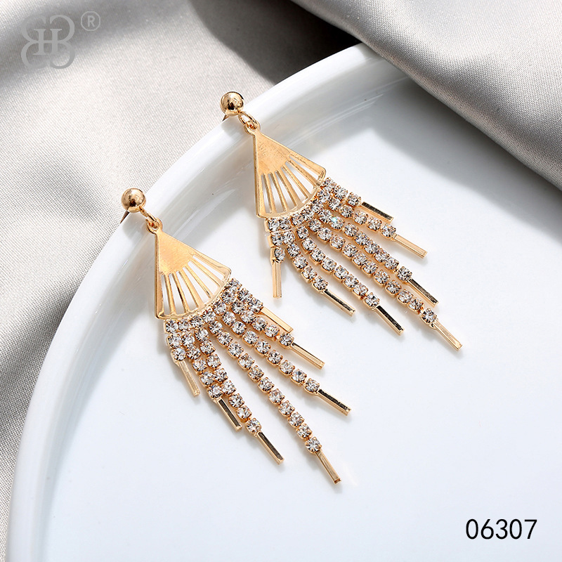 New Rhinestone Silver Needle Earrings Fashion Fresh Girl Light Luxury Earrings Simple Tassel Head Jewelry Earrings Straight Supply Application Scenario