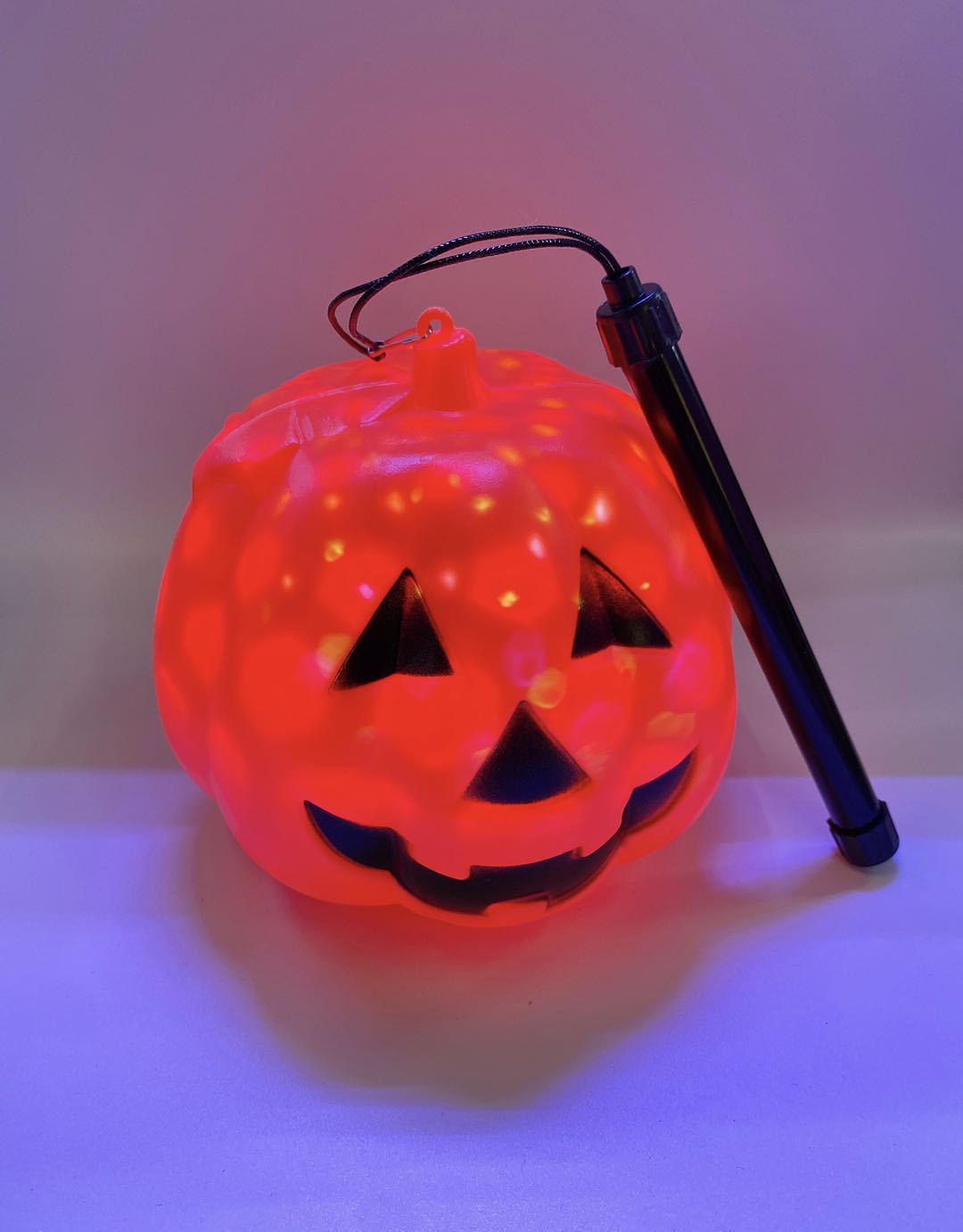 Halloween hand-held pumpkin lanterns, leaf stars all over the sky, pumpkin lanterns emitting and glowing, Halloween venue decoration Application Scenario