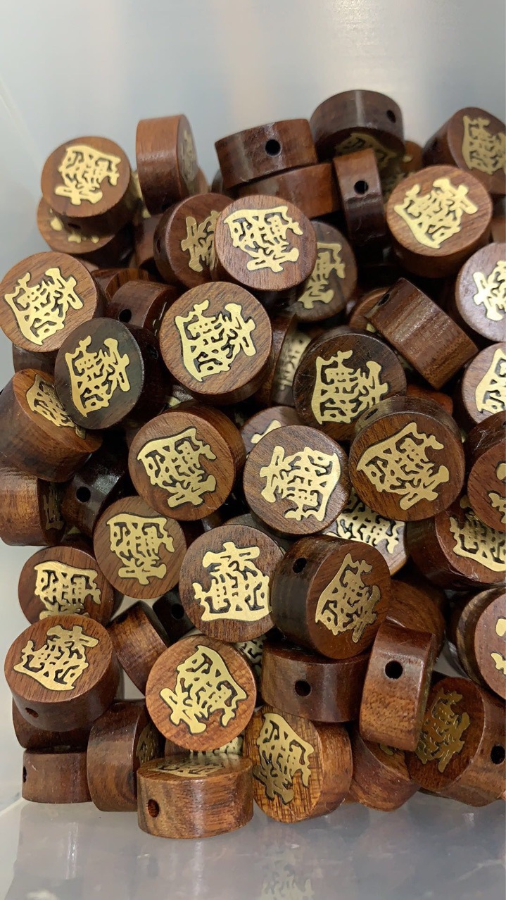 Jewelry accessories, wood, metal, color retention, good luck, happiness, shoes, bags, clothing, diy handmade custom small pendants Application Scenario