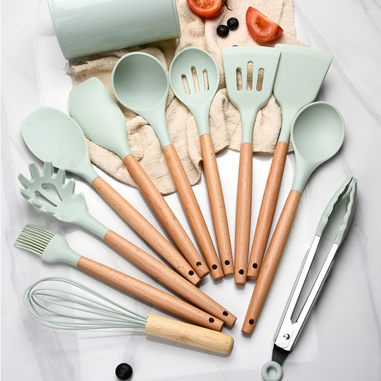 Resistente a altas temperaturas juego de pala de silicona antiadherente sartén wok cuchara sopa cuchara leaky 12pcs set mango de madera utensilios de cocina de silicona para el hogar