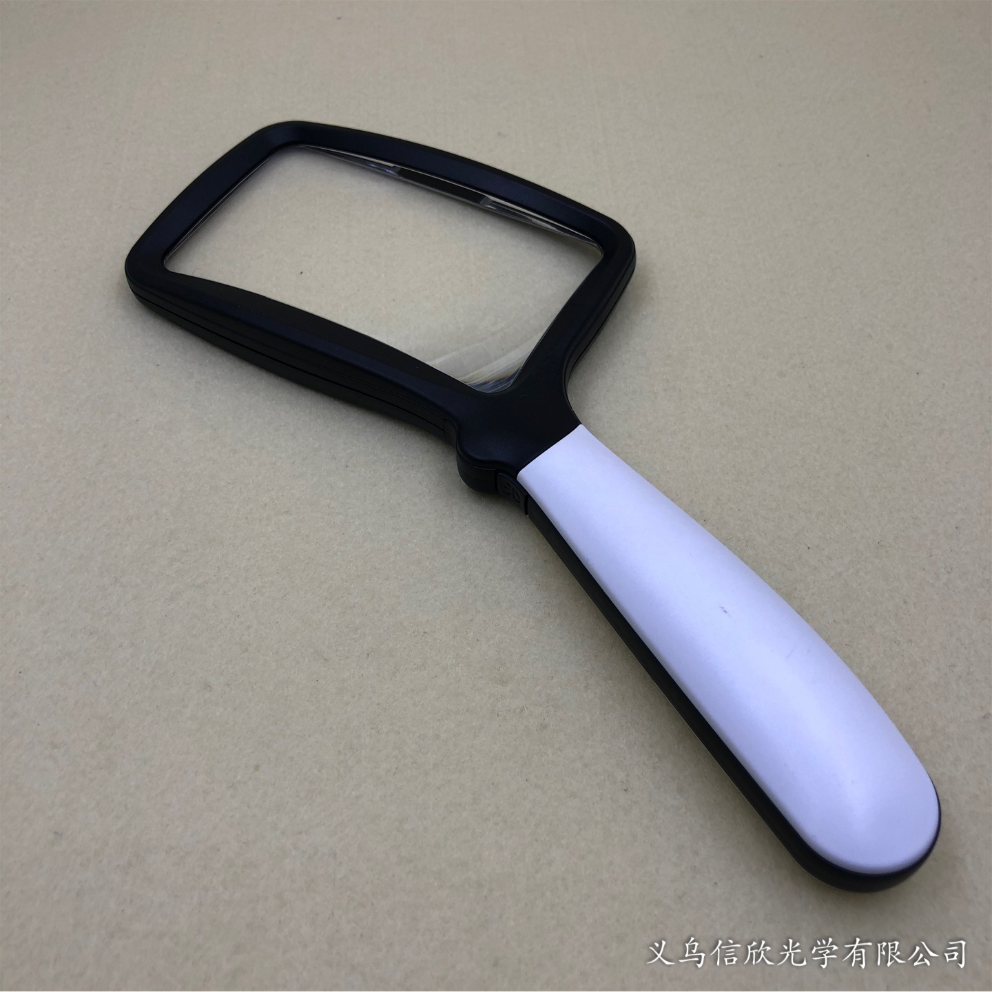 New handheld foldable acrylic 2x magnifying glass with 5 LED lights for the elderly to read newspapers and magazines 10863