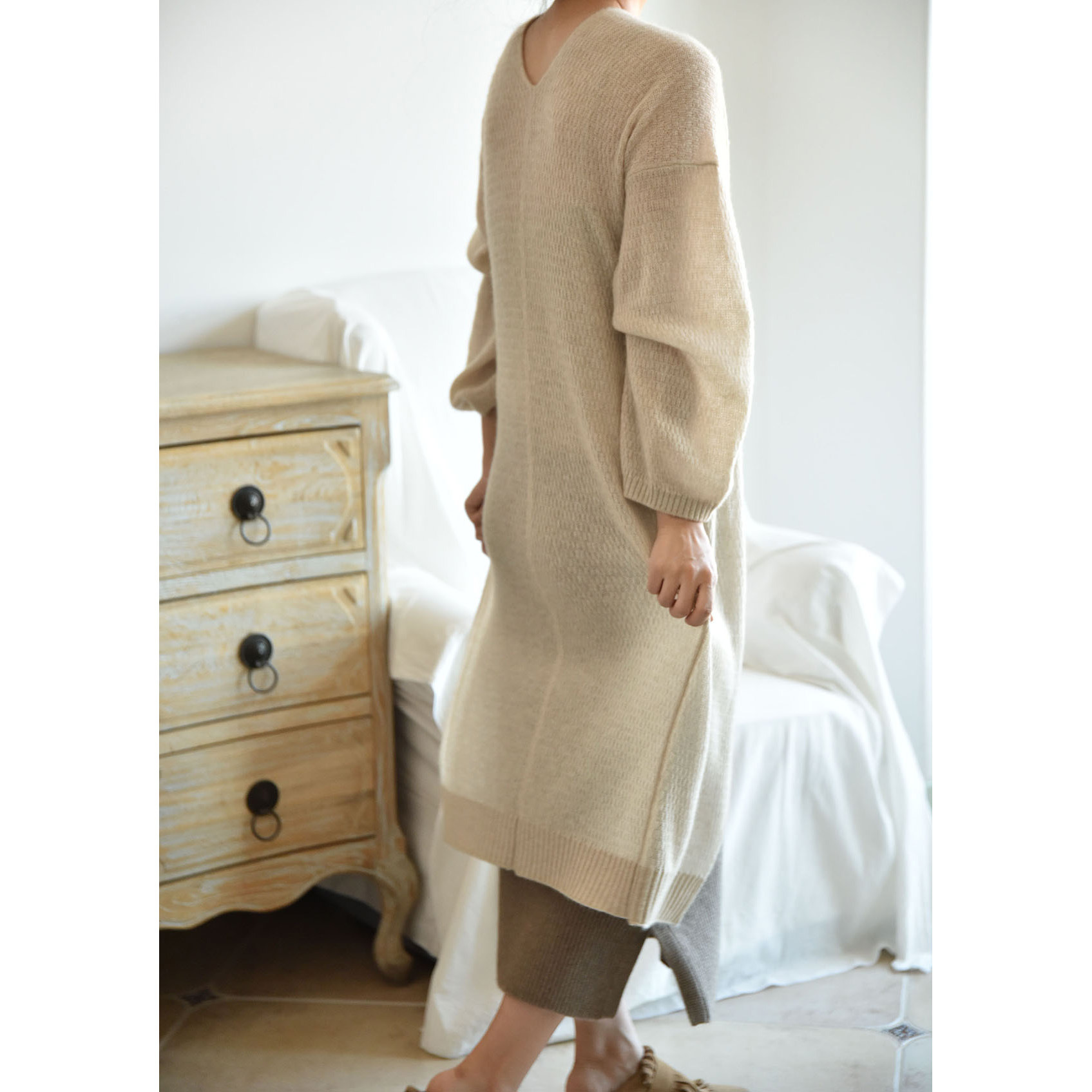 A new French cashmere pointed-color women's loose long-sleeved V-neck knitted cardigan with small cutouts is coming in autumn Specification image